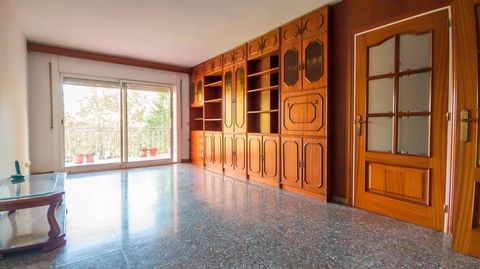 123m lägenhet med 4 sovrum belägen i centrum av Figueres med en vacker 13m terrass med fri utsikt. Fördelat i hall, 3 dubbelrum och en svit, 2 badrum, separat kök med tvättstuga och litet kontor eller skafferi. Den har stadsgasuppvärmning, aluminium ...