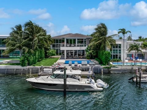 Remarkable turn-key waterfront residence located in the gated community of Biscayne Point. This exquisite 6 BD/6 BA home boasts 5,423 SF & breathtaking southwestern exposure. Upon entering you will find an open-concept layout, double-height ceilings ...