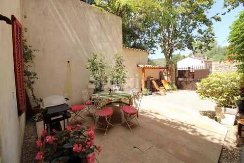 Ref 3914EE Entrecasteaux Located in the heart of the village close to shops, village house with beautiful volumes and a courtyard! You will be seduced by the charm of its 2 large living areas, 2 kitchens including one that is open-plan fitted and equ...
