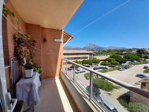 3 bedroom apartment in Villajoyosa . House very well located in the center of Villajoyosa southeast orientation. Very close to all services. The house has 112m² distributed in 3 large bedrooms, 2 bathrooms, living room, kitchen, gallery and terrace. ...