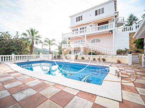 722 sqm furnished house with Terrace and views in Gilet.The property has 6 bedrooms, 5 bathrooms, swimming pool, fireplace, parking space, balcony, garden, heating, concierge and storage room. Ref. VV2303027 Features: - SwimmingPool - Terrace - Garde...