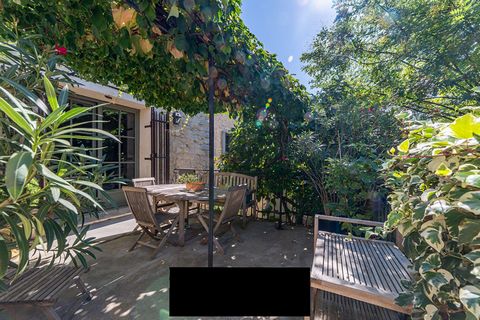 In the heart of the old town of Quissac, not far from Nimes, hides this elegant residence of more than 300 m2 complete with a pretty private garden. Unsuspected from the outside, the charm of the house, benefiting from a very successful restoration, ...