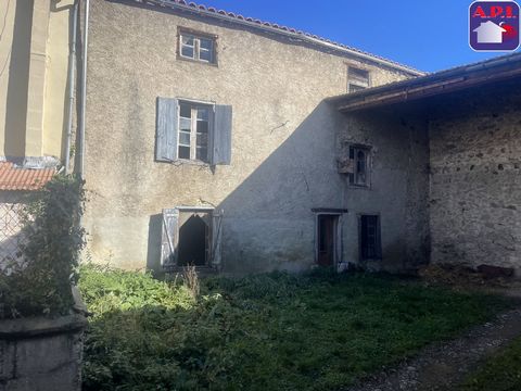 TO BE RENOVATED Semi-detached village house on two sides of approximately 200m² on 3 levels to be completely renovated except for the roof and the zinc work which were recently redone. It benefits from a small exterior on the south side, and this spa...
