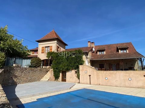 Less than 10 minutes north-west of Cluny, On 3048 m² of plots of land, large residential house with 2nd detached house for possible gîte project. With its swimming pool, the main house includes a basement with a pool room, 2 cellars, 1 room for garde...