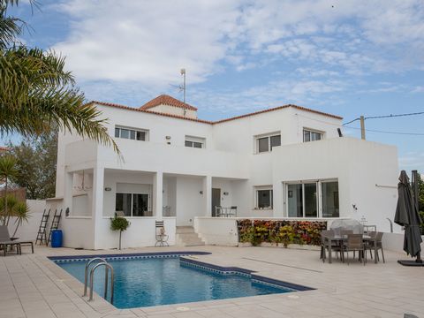 Nous sommes fiers de mettre sur le marché cette belle villa moderne et magnifiquement entretenue avec piscine privée, dans la région de Burjulu, près de Cuevas del Almanzora. C’est une superbe maison individuelle avec quatre chambres et quatre salles...
