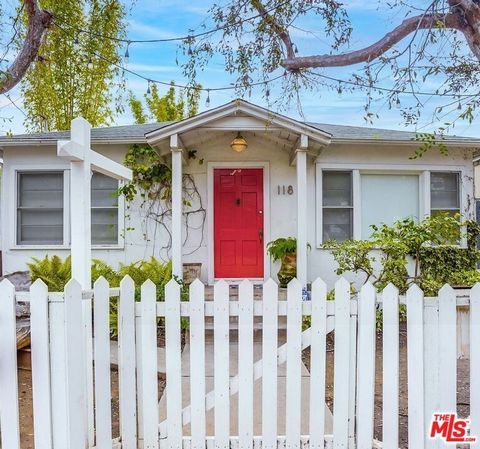 Beach living at it's finest. This absolutely charming beach cottage is just steps from Silicon Beach sand. This property is the definition of location, location, location. 118 Strand is Ideally situated walking distance to Main Street shops and resta...