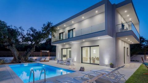 Villa designed using renewable systems and materials and with eco certification to reduce the environmental impact of the development, giving added value to the project. It consists of three bedrooms, two bathrooms (one of them ensuite), and living r...