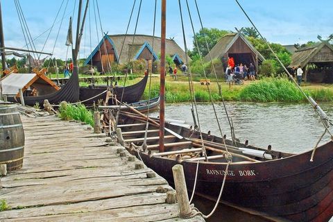 Casa de campo con bañera de hidromasaje ubicada en una gran parcela abierta al final de un camino cerrado. Desde aquí no queda lejos el fiordo Ringkøbing. La cabaña constituye la base para unas vacaciones activas con actividades y experiencias bastan...