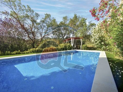 Beautiful house with views of Les Gavarres, in a dead end street, quiet and discreet area with private pool. The house is located 5.5km from the most beautiful beaches on the Costa Brava. The house is distributed over two floors, on the main floor th...
