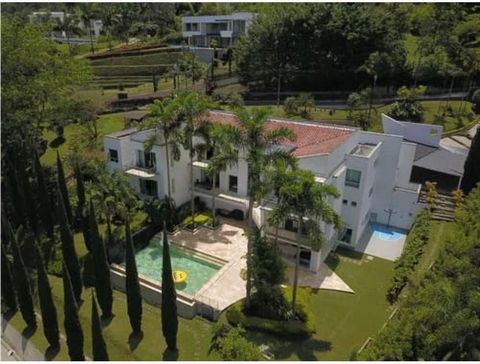 FOR SALE spectacular HOUSE in El Poblado in Las Palmas with pool and city view. - Lot area 3,600 m² - Built area 1,500 m² - 2 levels - 5 bedrooms + serving room - Studio or family room - 7 bathrooms - Admon $980,000 per month. - Property $3,750,000 q...