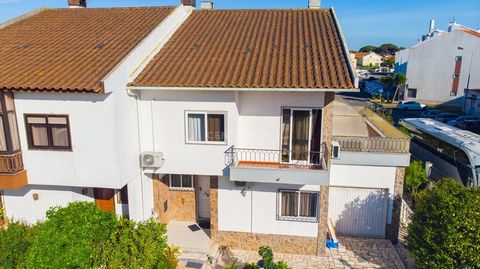 This villa is located in the area of Algueirão in Mem Martins, in an area of villas, has 3 floors, with use of loft. It has 4 bedrooms, one of them with connection to a balcony, 2 large bathrooms, 1 living room, a kitchen that will be equipped with h...