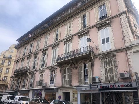 CARRE D'OR - 2 ROOMS - GRIMALDI - In the heart of the golden square and two minutes from the sea, we offer you a two-room apartment on the 2nd floor of a bourgeois building with elevator. The latter consists of a bright living room and its open fitte...