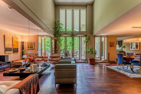 La Maison Duport предлагает вам роскошную роскошную квартиру, идеально расположенную в популярном районе Ла Бастида в Бордо. С большой площадью 158 м², эта исключительная недвижимость выигрывает от больших объемов благодаря огромной площади гостиной ...