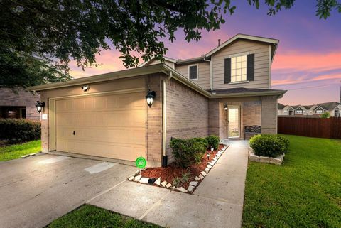 ¡Bienvenido a casa a 15503 Liberty Cypress Court ubicado en la comunidad de Liberty Lakes y zonificado para Sheldon ISD! Esta casa cuenta con 3 dormitorios, 2 baños completos, 1 medio baño y un garaje para 2 autos. Al abrir la puerta principal, le da...