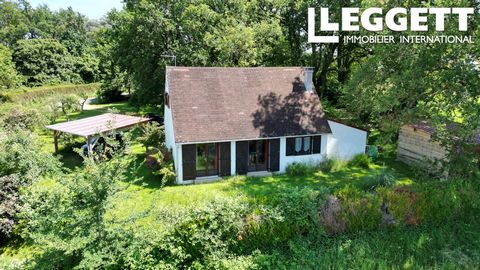 A30017MED36 - Deze woning met twee slaapkamers, gebouwd van hout, ligt terug van de rustige landweg en kijkt uit over landbouwgrond. Bij aankomst op het terrein is men zich onmiddellijk bewust van de prachtige grote oude eiken die een laan vormen aan...