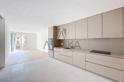 This newly constructed apartment is situated in a refurbished old building that features an elevator and concierge service for added convenience. The location is unbeatable, as the apartment is located right on Rambla Catalunya, at the intersection o...