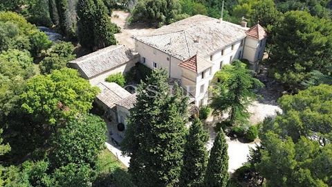 In the heart of the Luberon, magnificent 18th-century property set in over 8 hectares of land, offering 500m² of usable space divided into two parts. The authentic, fully-restored building boasts generous volumes of around 200m², including a beautifu...