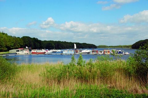 Il piccolo e tranquillo villaggio di Buchholz è situato in posizione idilliaca sul lago Müritz, un'estensione del Müritz, e si trova nella regione dei laghi del Meclemburgo. Confinante con prati, campi, boschi e molta acqua, Buchholz appartiene al di...