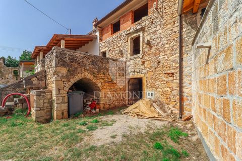 Location: Istarska županija, Poreč, Poreč. Poreč, surroundings, terraced house for renovation in a great location In a small town only 12 km from the city of Porec and the first beaches there is this terraced house that needs minor renovation. The pl...
