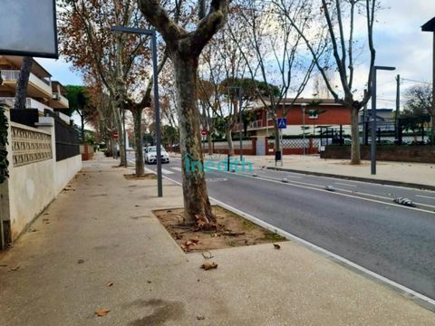 Locaux uniques au milieu de l’Av. Pineda, au milieu de son histoire, dans le quartier de Can Bou. Il est unique car il n’y a que 5 magasins dans la région et ils ne sont jamais vendus. OPPORTUNITÉ d’être dans l’une des plus belles avenues de Castelld...