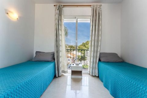 Scopri il tuo rifugio per le vacanze nella pittoresca periferia di Marbella, nella vivace zona di Las Chapas! Questo affascinante appartamento ti offre la vacanza perfetta, a soli 8 minuti a piedi dalle sabbie dorate della spiaggia di Marbesa o Cabop...