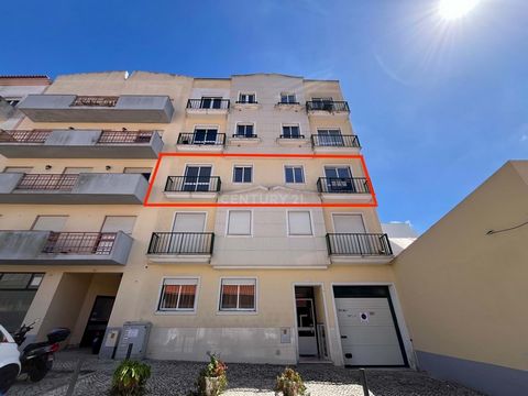 Um apartamento acabado de remodelar, com três quartos, um é suite. Armários embutidos em dois dos quartos. Sala espaçosa e com muita luz. Cozinha equipada, com placa a gás, forno eléctrico e caldeira. Radiadores instalados em várias divisões. Duas ca...