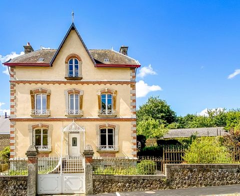 This superb mansion surrounded by a large garden entirely enclosed by old stone walls and located in a quiet residential area 250 meters away from the centre of the pretty town of Lassay-les-Châteaux nominated in 2023 as France's third most beautiful...