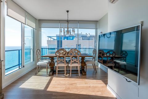 Welkom bij dit prachtige penthouse, gelegen in de gewilde wijk Platja de Torres in Villajoyosa. Deze tweedehands woning is nu beschikbaar voor verkoop en biedt een royale bebouwde oppervlakte van 183m2 waarvan 100m2 bruikbaar is. Het heeft drie ruime...