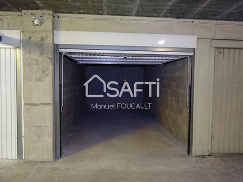 Garage fermé en sous-sol d'un immeuble sécurisé et facilement accessible.