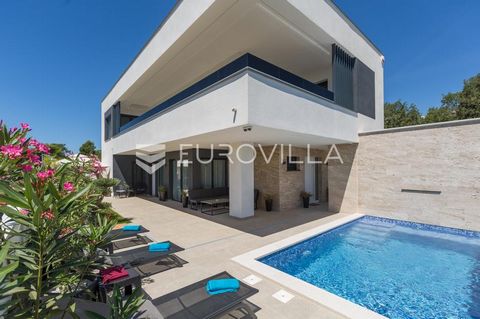 In Medulin, one of the most beautiful tourist destinations on the south-west coast of Istria, there is this modern, carefully designed villa 200 m2 that extends over two floors. On the ground floor of the villa there is a modern equipped kitchen, a l...