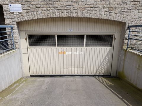 Votre Agence Côté Particuliers de Saint Malo vous propose en centre-ville de Dinan, un lot de 14 garages. Situé dans une rue discrète, au sous-sol d'une résidence, l'accés au lot est sécurisé.  Chaque garage mesure entre 15 et 16 m2. Porte manuelle. ...