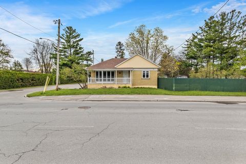 Découvrez cette perle rare à Boisbriand! Située sur un vaste terrain clôturé de 9 999,67 pi², cette charmante maison de plain-pied vous offre tranquillité et espace et à proximité de tout! Ne ratez pas cette occasion unique de créer votre propre hist...