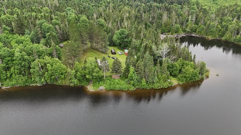 Ein Resort am Ufer des Mistigougèche-Sees, wo Ruhe auf Komfort in einer bezaubernden Umgebung trifft. Blockhütte, begleitet von Nebengebäuden wie einer Ruderbootgarage, einem Schuppen und einem Holzschuppen, perfekt eingebettet an das ruhige Ufer des...