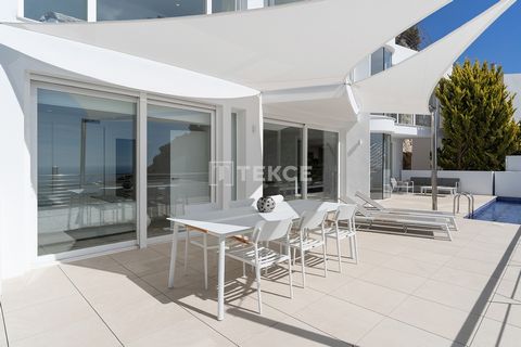 Villa Exquise Avec Vue Imprenable sur la Mer à Alicante Altea Découvrez la quintessence de la vie de luxe dans cette villa exceptionnelle située dans la ville idyllique d'Altea, nichée dans la magnifique Costa Blanca à Alicante. Cette région est répu...