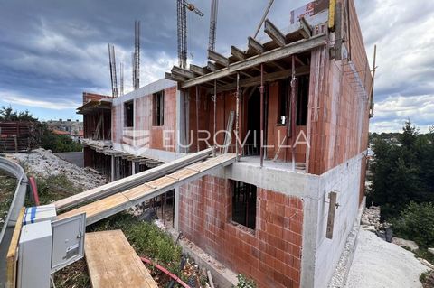 This modern and high-quality building is located in an excellent location in a quiet street in Monvidal. It consists of a ground floor and three floors. There are three garages on the ground floor, while apartments (three apartments per floor) of equ...