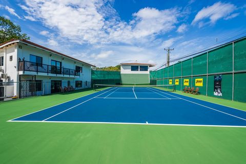 Welkom bij Tennis Grande 9, een uniek pand dat zowel recreatieve als residentiële mogelijkheden biedt op een toplocatie.  Gelegen op 5 minuten lopen van het beroemde witte zand en de branding van Playa Grande, is deze woning verdeeld in twee percelen...