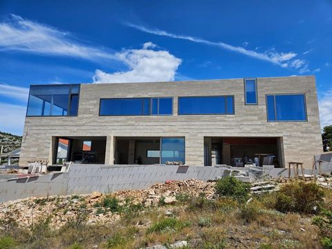 Fantastische, hochmoderne Villa in erster Meereslinie in der Gegend von Razanj! Hervorragendes zeitgenössisches Außen- und Innendesign! Lage direkt am Meer, neben dem grünen Waldgürtel. Die Gesamtfläche beträgt 500 qm. Das Grundstück ist 800 qm groß....