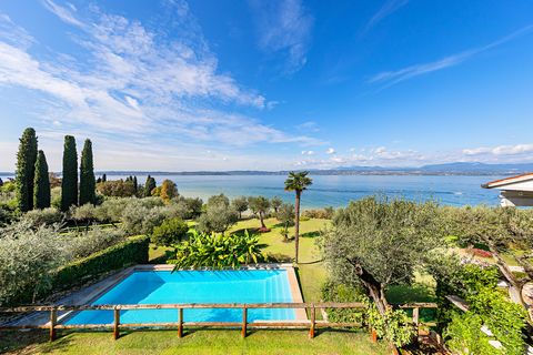 Questa splendida villa di lusso è ubicata nell rinomata penisola di Sirmione, all'interno del centro storico e a pochi passi sia dal famoso castello scaligero che dalle terme di Acquaria. In posizione esclusiva fronte lago, l'immobile ha una superfic...