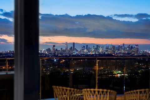 Inspectez strictement sur rendez-vous privé. Offrez-vous une vie de luxe inégalée dans ce penthouse de prestige occupant plus de 750 m² (environ) d’espaces de vie intérieurs et extérieurs. Conçue et créée par les architectes de renom Elenberg Fraser ...