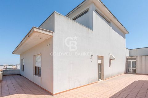 GALATINA - ZENTRUM Penthouse zum Verkauf in Galatina, in der Via Giulio Cesare Viola, im sechsten Stock eines Gebäudes mit Aufzug. Dieses geräumige, 232 m² große Haus bietet einen einladenden Eingang, der zu einem hellen Wohnzimmer mit direktem Zugan...