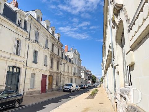 Located in the heart of Saumur, in one of the most prestigious streets of the city, this building of character is a real rare pearl. Offering a total area of 328 square meters and an extensive garden of 266 square meters, this property combines elega...