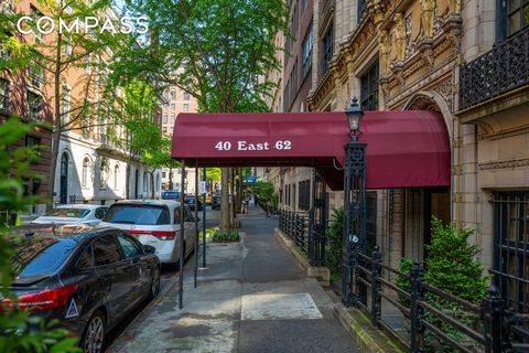 Présentation d’un condo classique d’avant-guerre de 7 pièces complètement vidé avec des équipements modernes entre Madison et Park construit en 1912. Contrairement à de nombreux immeubles d’appartements du début du siècle, le n° 40 Est de la 62e rue ...