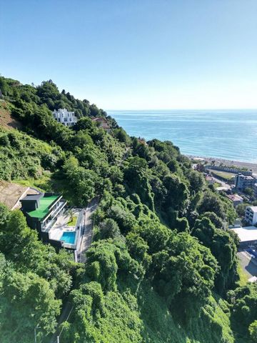 Villa à vendre avec vue imprenable sur la mer, les montagnes et la ville. Cette villa est nichée dans le quartier le plus tranquille de Gonio, à quelques minutes de la plage. Avec un salon de 60 m² et 4 chambres avec une chambre principale et une arm...