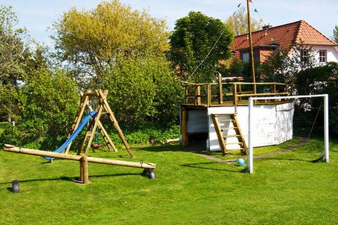 Die Ferienwohnung Sonnenzimmer hat eine schöne, ruhige Nordostlage. In dieser Wohnung wurden antike Möbel und helle Farben stilvoll kombiniert. Einige der tragenden Balken wurden aufwendig freigelegt. Gemälde aus der Region runden das authentische Wo...