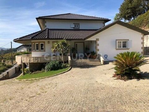 En entrant dans cette fantastique villa, vous trouverez des chambres avec d'excellentes zones. La Villa dispose du chauffage central, aspirateur central, double vitrage, volets. REZ-DE-CHAUSSÉE: - Chambre (65m2), sol carrelé, chauffage central et bal...