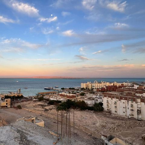 Benvenuti a Stone Heights Hurghada , dove la vita moderna incontra la serena bellezza del Mar Rosso. Stone Heights ha qualcosa da offrire sia che tu stia cercando una casa per le vacanze, un'opportunità di investimento o una residenza permanente. Esp...