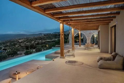 Situata a Elatio, Zante, questa villa di lusso fronte alla spiaggia di 129 m² si trova su un terreno di 1.000 m² ed è stata costruita nel 2014 secondo gli standard più elevati. La villa offre tre camere da letto, un soggiorno, una cucina moderna e du...