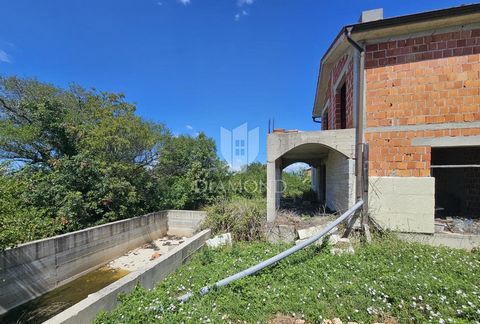 Location: Istarska županija, Labin, Labin. Una casa in vendita nella fase Rohbau, situata su un bellissimo terreno di 630 m2 vicino a Labin. Questa spaziosa proprietà, con una superficie abitabile di 180 m2, offre una disposizione ideale e un fantast...