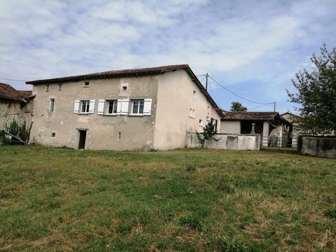 Jean-Philippe et le groupe d'agences immobilières FCI vous proposent cette maison de trois chambres quasiment de plain pied avec une superbe grange et un grand hangar. La maison est habitable tout de suite et vous pourrez vous consacrer à tirer parti...