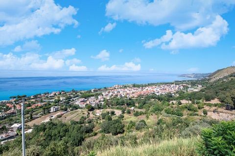 Este paraíso está situado en la cima de la hermosa montaña de Parghelia. El parque tiene una vista fantástica del mar. Cerca se encuentra Tropea, una hermosa ciudad, con una fantástica roca alta que se eleva perpendicularmente sobre la playa y acoged...